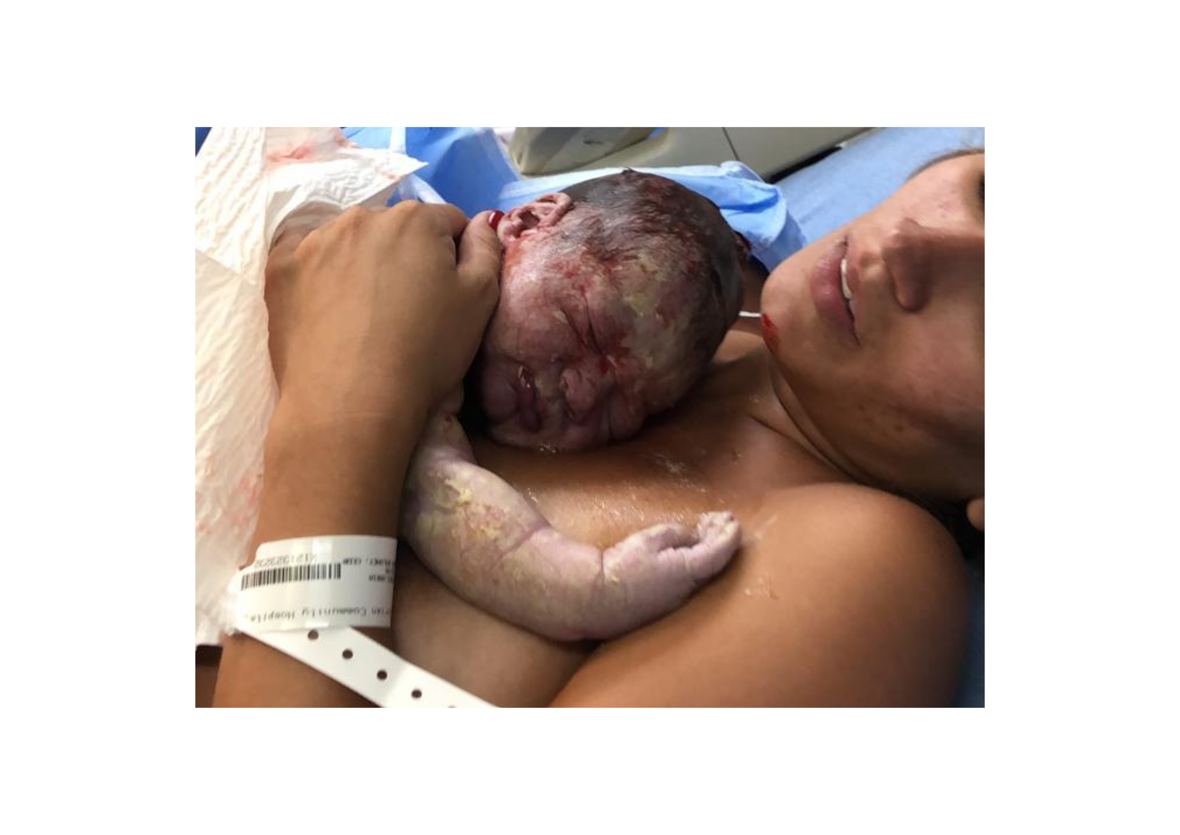 Madre con bebé en brazos